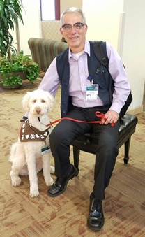 Eugene Gagnon和伯尼,治疗狗
