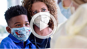 孩子和母亲戴着面具