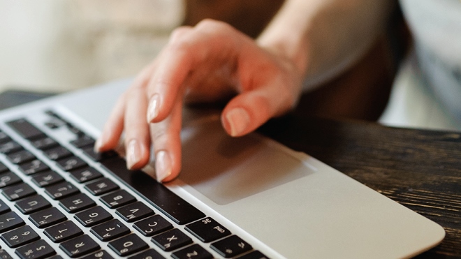 交出一个笔记本电脑键盘