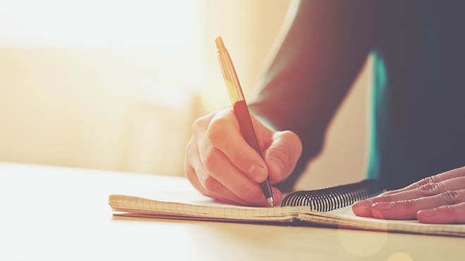 在一个笔记本和一支笔