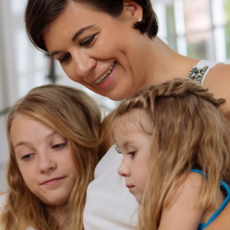 读为两个年轻女孩的女人