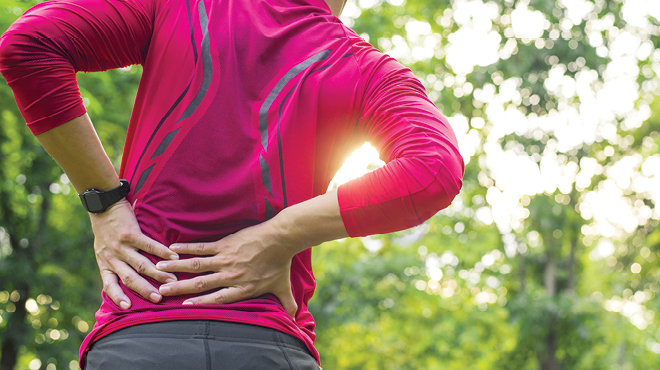 手碰到背部因为疼痛