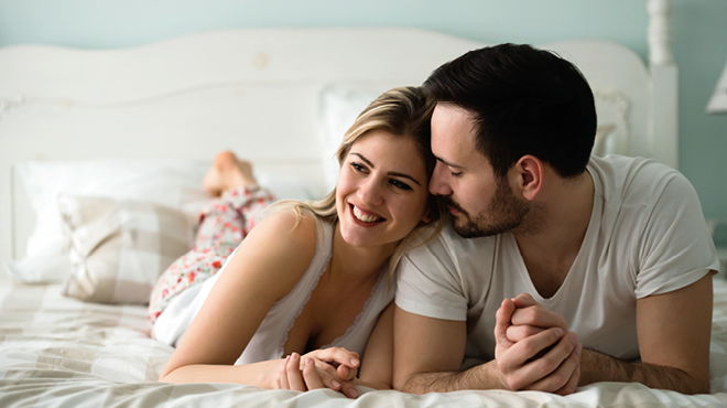 在床上的年轻夫妇