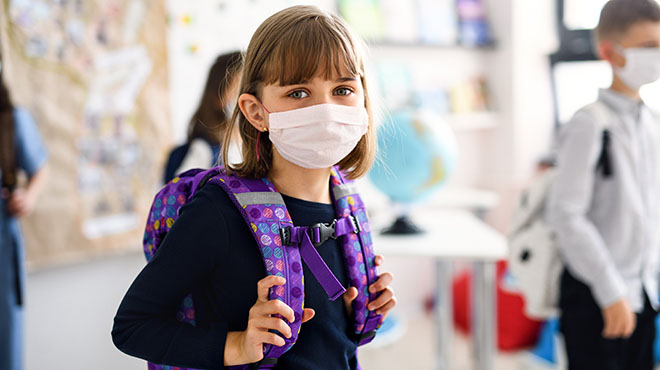 儿童戴着面具在学校