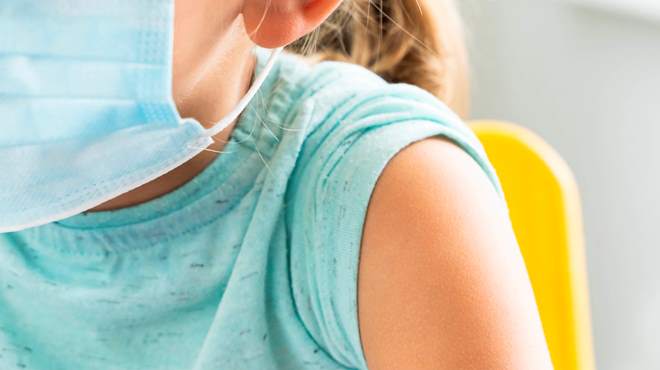 查尔兹的手臂准备注射流感疫苗