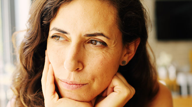 沉思的女人把手放在脸下面