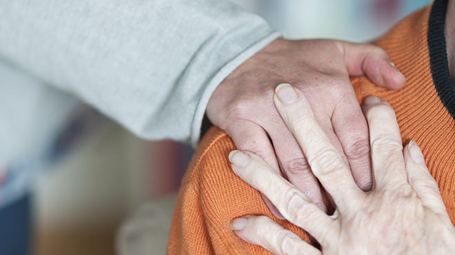 肩膀的手提供舒适