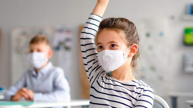 孩子们在教室里用面具