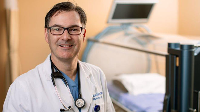 Michael Ulrich,M.D.,是一种高压医学和伤口护理专家。