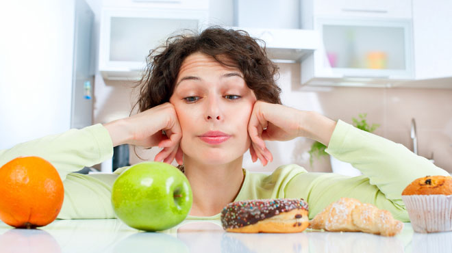 选择健康或非健康小吃的女人