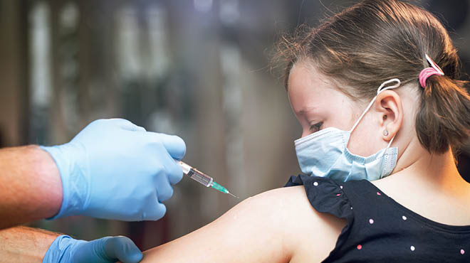 儿童在武装中接受疫苗接种