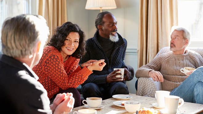 四个人在咖啡里面见面