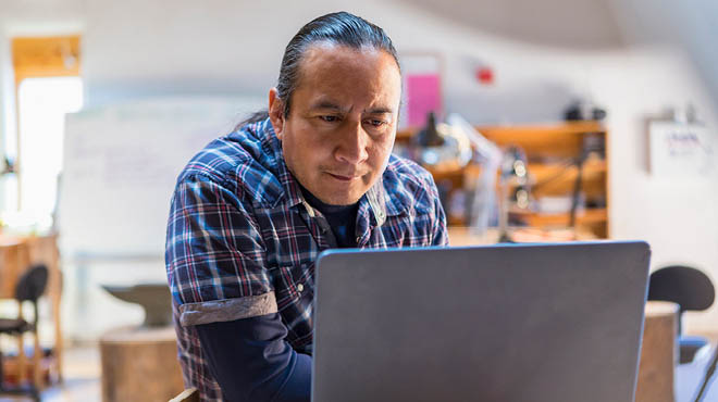 看笔记本电脑屏幕