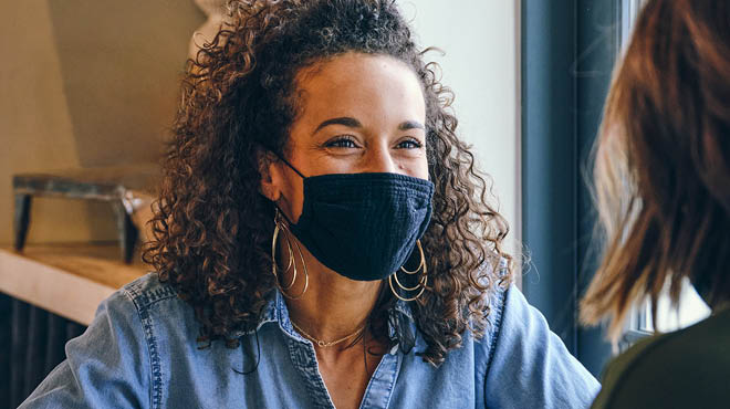 蒙面的女人和朋友说话