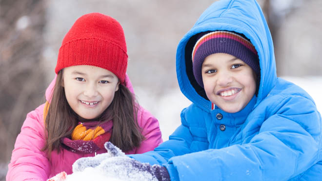 两个孩子在雪中玩