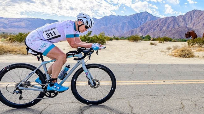 骑自行车的人在山路附近