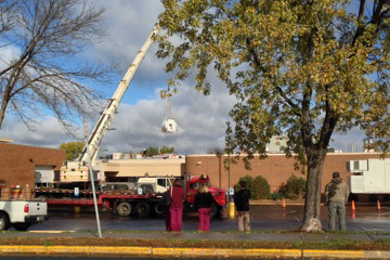 用起重机去除旧的MRI