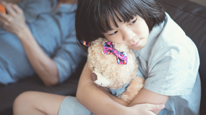 小孩子抱着一只泰迪熊